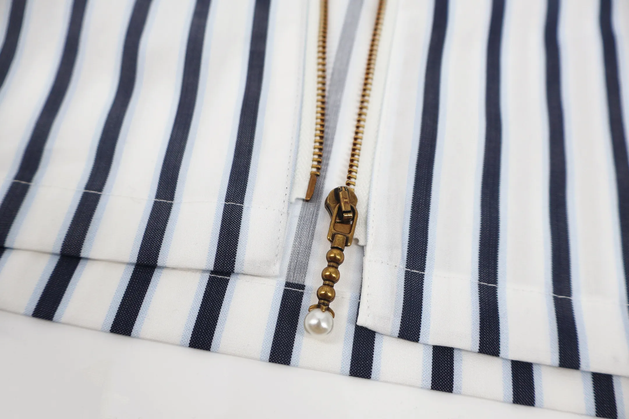 🅿️600 1v striped barrage zipper shirt This cotton shirt renews the classic silhouette with a zipper front, and adds a modern touch with a beaded zipper pull. The LV Crown Stripes pattern is woven using a thread-cutting jacquard technique, with a miniature version of the LV Crown logo interspersed between the stripes, adding a collegiate style to everyday looks. When French elegance meets American casualness, this striped jacket unlocks LV’s diverse style code. The classic vertical stripes reproduce retro accents, the metal zippers inject street vitality, and the exquisite logos all over the design are like luxury codes. The collision of blue and white outlines a casual and uninhibited gentleman's style. It breaks the boundary between "formal" and "casual" - a stylish man when commuting and a trend pioneer when going out on the street, turning the century-old LV craftsmanship into a universal style formula for contemporary men. Size:S-M-L